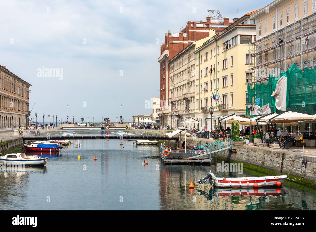 Piccole imbarcazioni ormeggiate nel Canal Grande di Trieste, Trieste, Regione Friuli Venezia Giulia, Italia Foto Stock