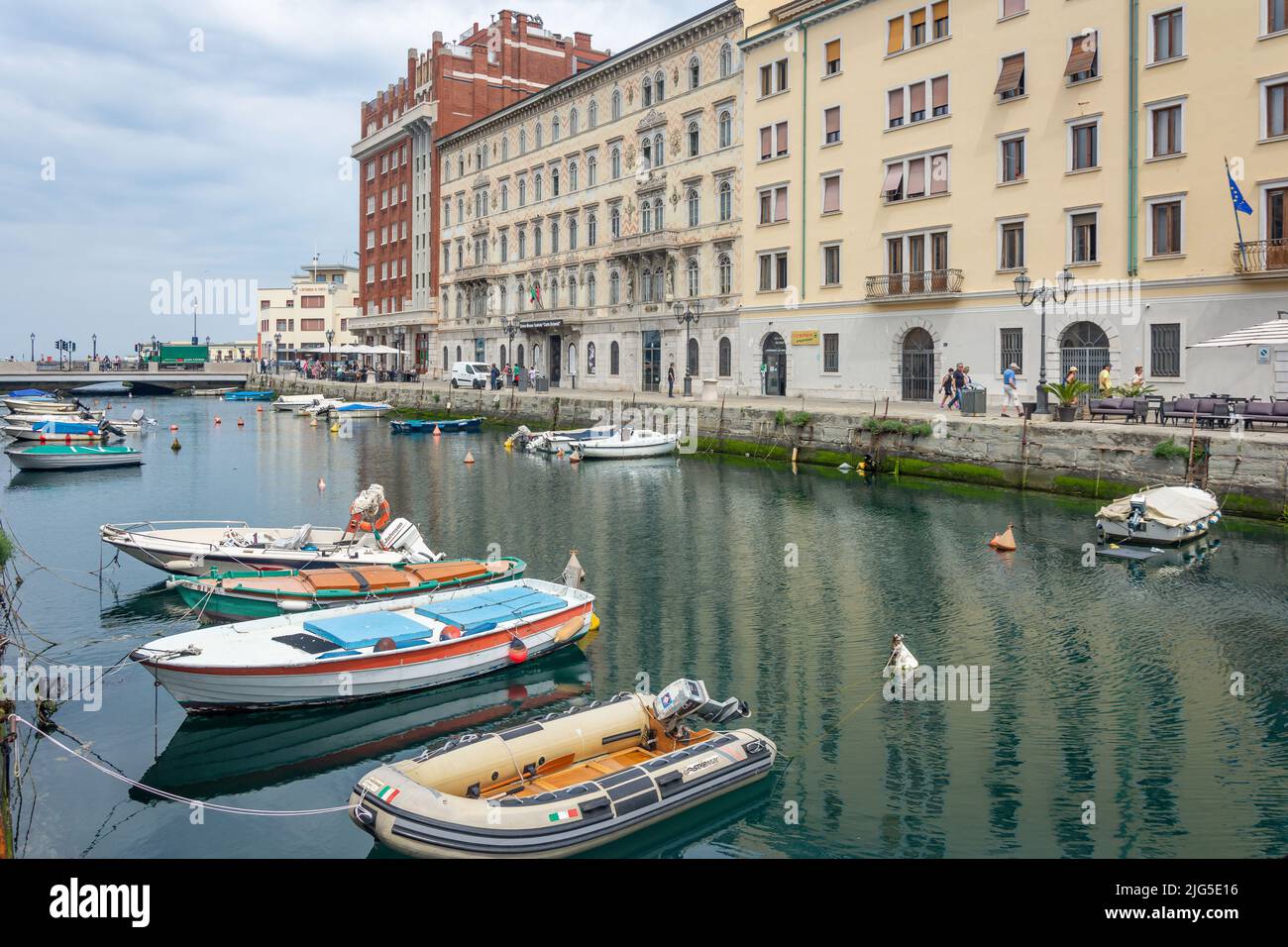 Piccole imbarcazioni ormeggiate nel Canal Grande di Trieste, Trieste, Regione Friuli Venezia Giulia, Italia Foto Stock