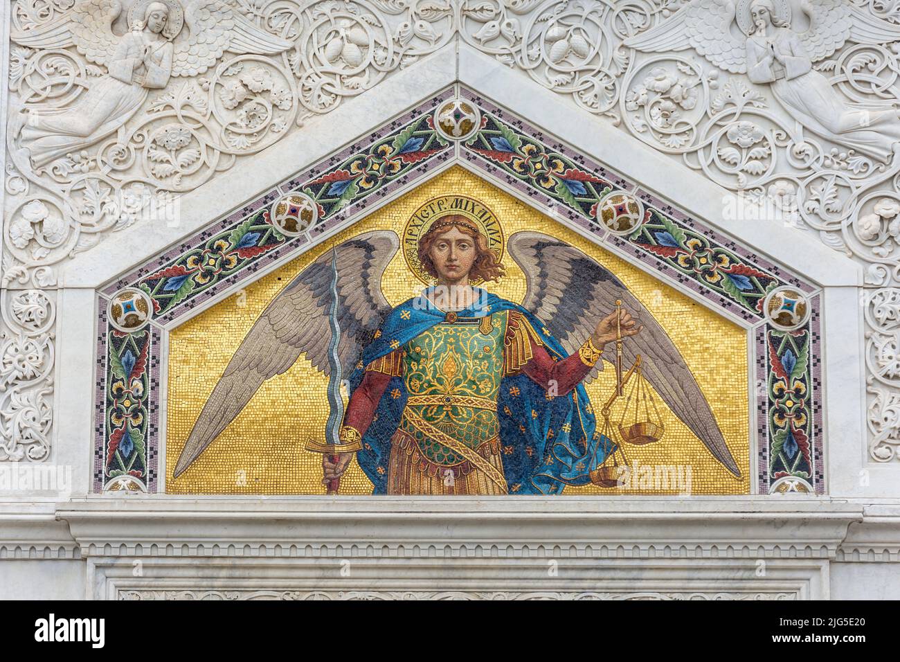 Mosaico d'oro sulla facciata della Chiesa Ortodossa Serba di San Spyridon, Via Sprimione, Trieste, Regione Friuli Venezia Giulia, Italia Foto Stock