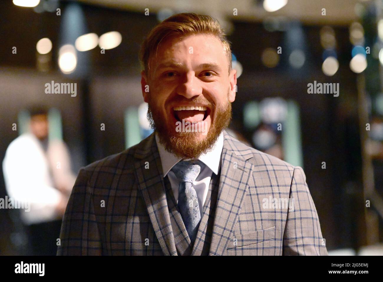 Conor McGregor Lookalike, Victor Panea, in coda per incontrare il campione della UFC Khabib Nurmagomedov all'evento 'An Evening Withwith' ad Harrogate, Yorkshire il 3 ottobre 2021 con: Victor Panea dove: Harrogate, Regno Unito quando: 03 ottobre 2021 Credit: Graham Finney/WENN Foto Stock