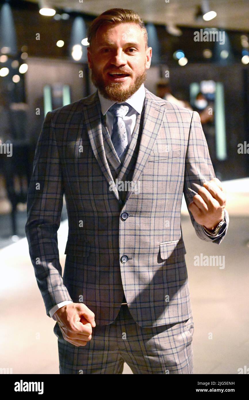 Conor McGregor Lookalike, Victor Panea, in coda per incontrare il campione della UFC Khabib Nurmagomedov all'evento 'An Evening Withwith' ad Harrogate, Yorkshire il 3 ottobre 2021 con: Victor Panea dove: Harrogate, Regno Unito quando: 03 ottobre 2021 Credit: Graham Finney/WENN Foto Stock