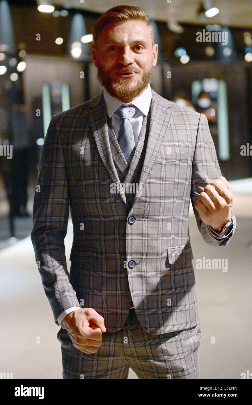 Conor McGregor Lookalike, Victor Panea, in coda per incontrare il campione della UFC Khabib Nurmagomedov all'evento 'An Evening Withwith' ad Harrogate, Yorkshire il 3 ottobre 2021 con: Victor Panea dove: Harrogate, Regno Unito quando: 03 ottobre 2021 Credit: Graham Finney/WENN Foto Stock
