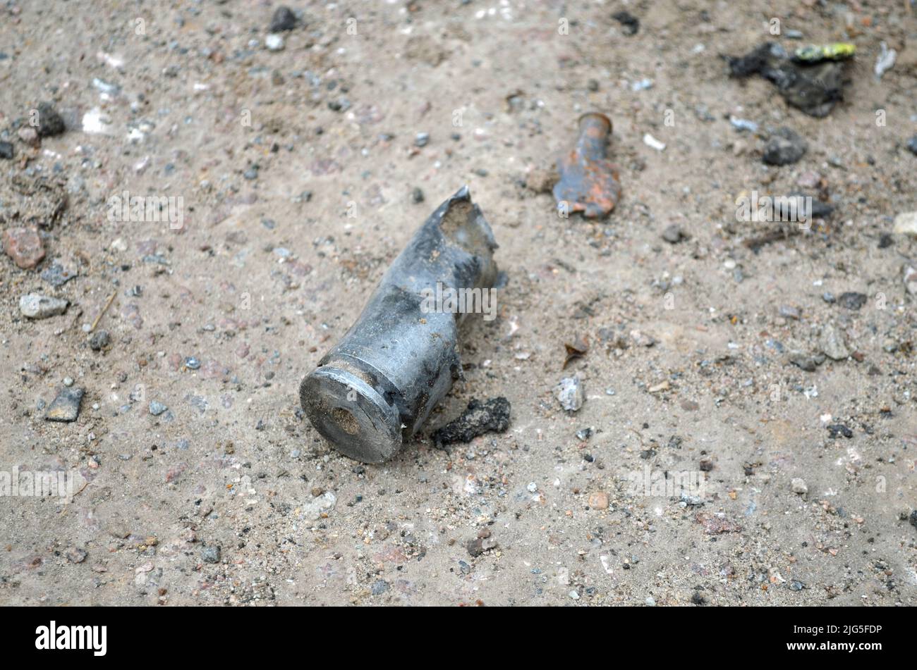 Manica da munizioni usate di occupanti russi dopo ostilità attive nella regione di Kyiv, Ucraina. Foto Stock