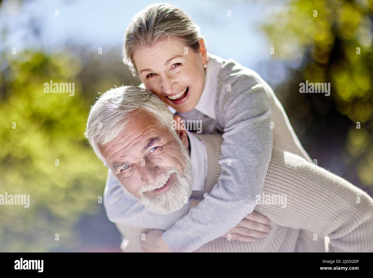 Il suo vero, il mio cuore vola quando im con voi. Scatto di una coppia anziana che lega all'aperto insieme. Foto Stock