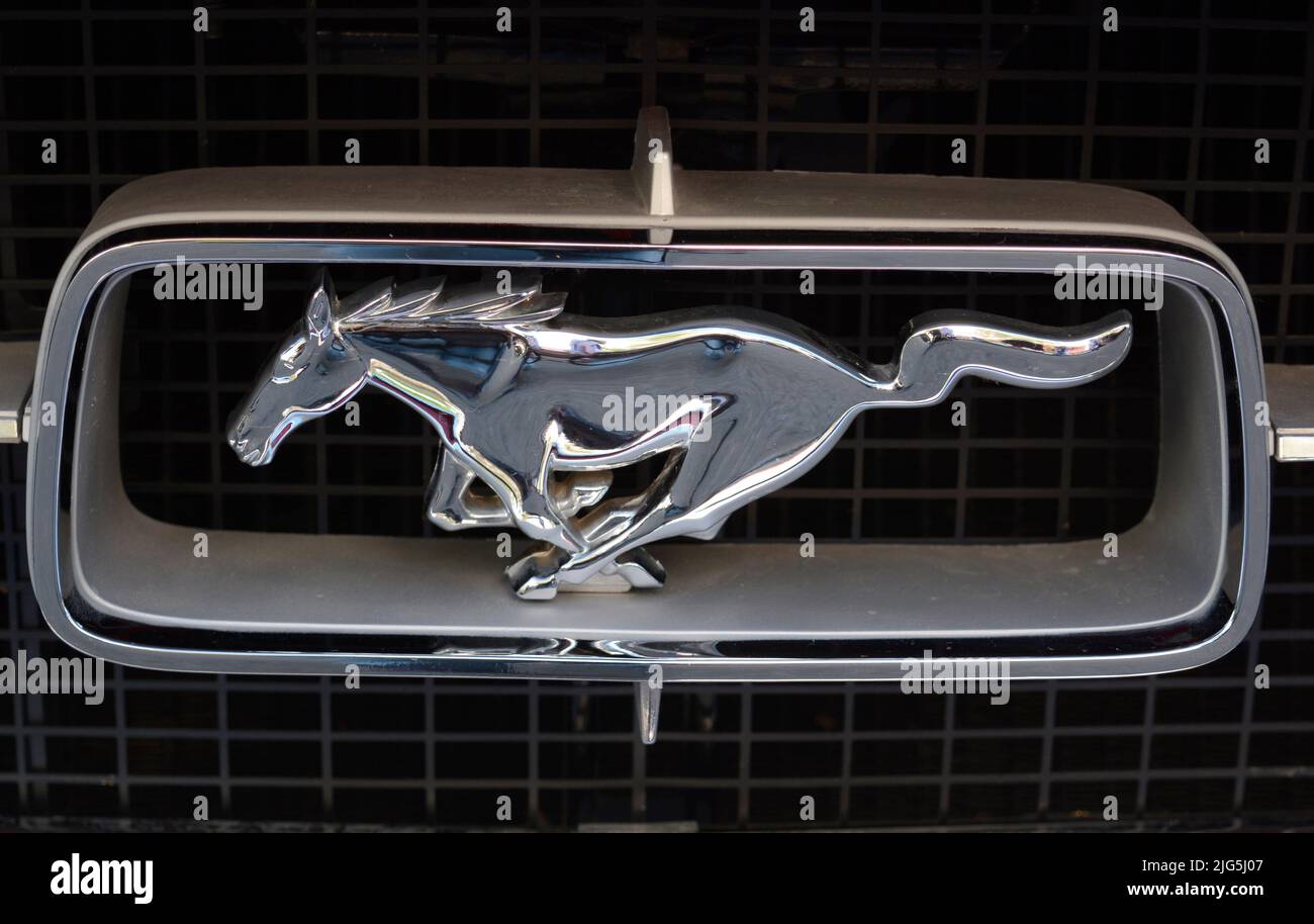 Un logo cromato Ford Mustang sulla griglia anteriore di un Mustang 1970s in mostra ad una mostra di auto a Santa Fe, New Mexico. Foto Stock Un logo cromato Ford Mustang sulla griglia anteriore di un Mustang 1970s in mostra ad una mostra di auto a Santa Fe, New Mexico. Foto Stock