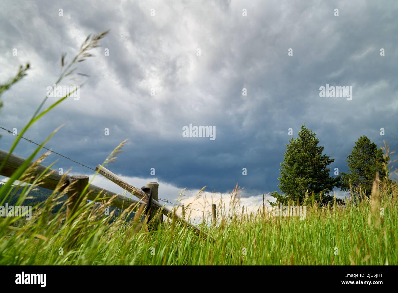 Nuvole di tempesta di Ranchland. Un cielo minaccioso nel paese rurale ranch della valle di Nicola, Columbia Britannica. Foto Stock