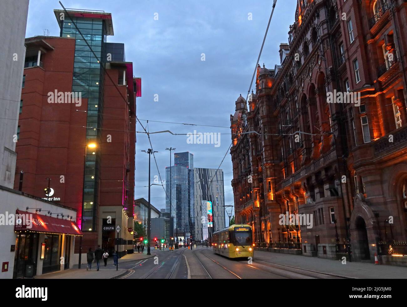 Lower Mosley Street al crepuscolo, guardando verso sud, tram Metrolink, tram vicino al Midland Hotel, Manchester, Inghilterra, Regno Unito, M60 2DS Foto Stock