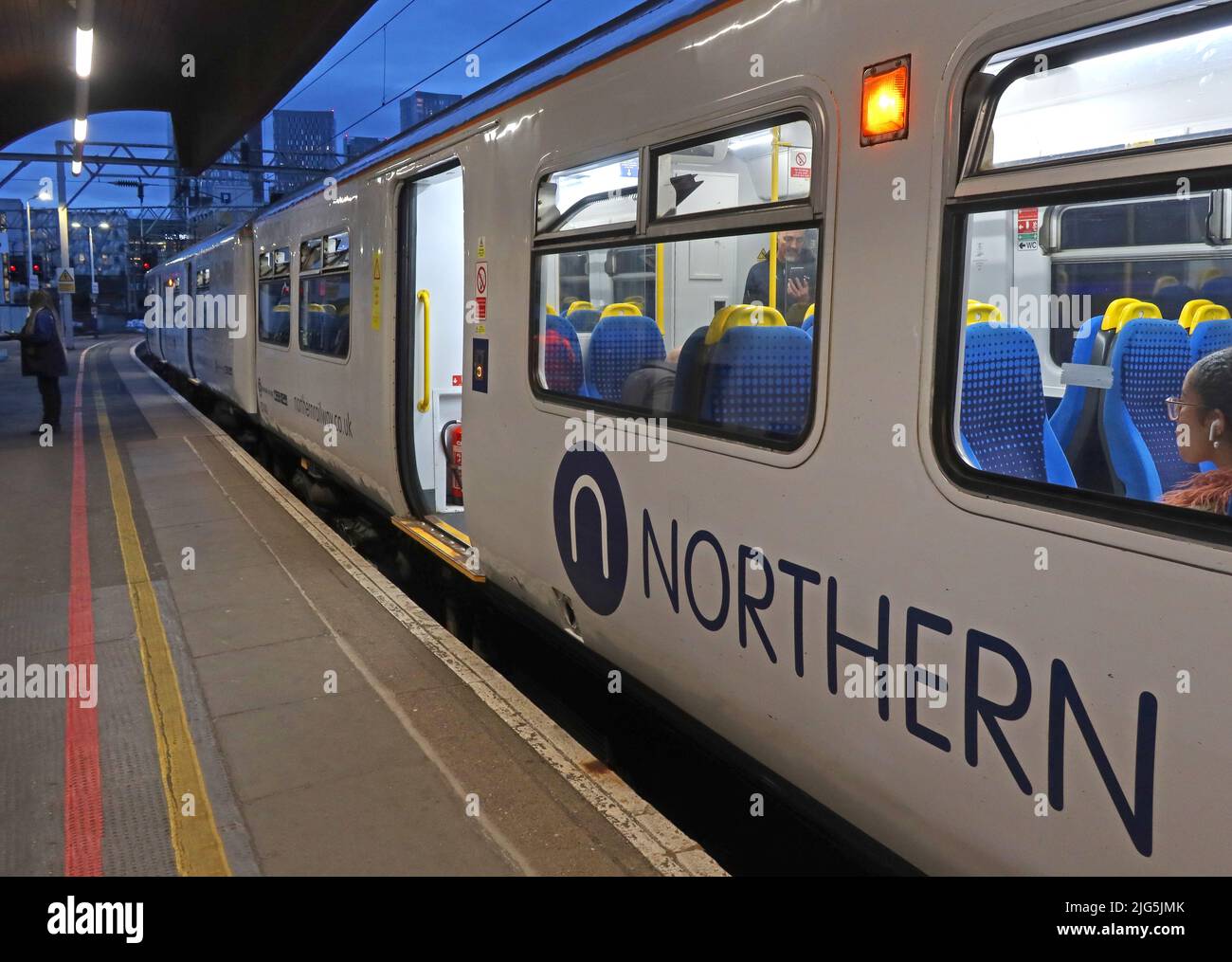 Treno Northern Railway EMU, alla stazione ferroviaria di Oxford Road, Manchester, Station Approach, Oxford Rd, Manchester, INGHILTERRA, REGNO UNITO, M1 6FU Foto Stock