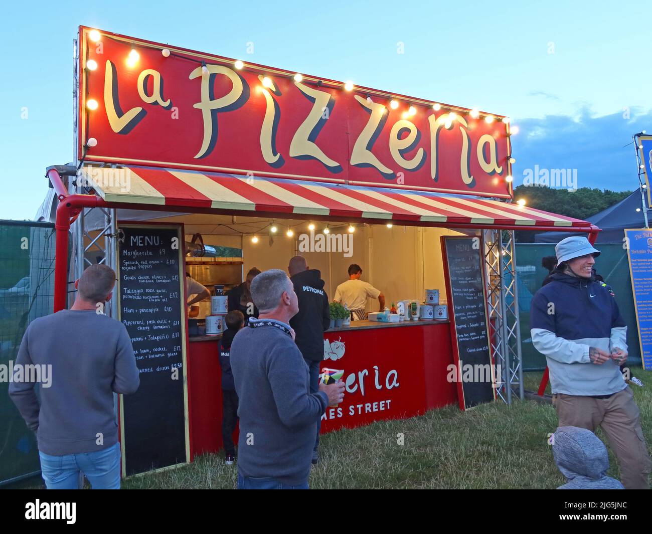 Festival Pizza, la Pizzeria stalla, cibo costoso, Silverstone Woodlands, Northamptonshire, Inghilterra, Regno Unito Foto Stock
