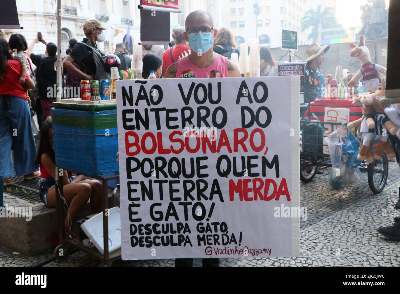 Rio de Janeiro, Rio de Janeiro, Brasile: 7 luglio 2022, Rio de Janeiro (RJ), 07/07/2022 - ELEICOES 2022-LULA-RIO - Publicico chega para evento com o ex presidente Luiz Inacio Lula da Silva com aliados politicos na Cinelandia, no centro do Rio de Janeiro, Em seu primeiro palanque em practica public desde o lancamento oficial de sua pre-candidatura a Presidencia da Republica, nesta quinta-feira, 7 de julho de 2022. Sob forte esquema de seguranca, uma area de aproximadamente 5,000 metros quadrados foi cerca na praca Central da cidade, localizada proxo ao palco montado. (Foto: Jose Lucena/TheNews2/Z Foto Stock