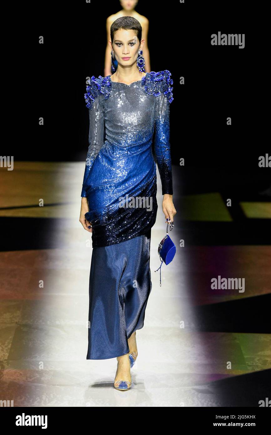 GIORGIO ARMANI PRIVE Haute Couture AW22-23 pista durante Haute Couture Autunno-Inverno 2022/23 il 2022 luglio - Parigi, Francia. 05/07/2022 Foto Stock