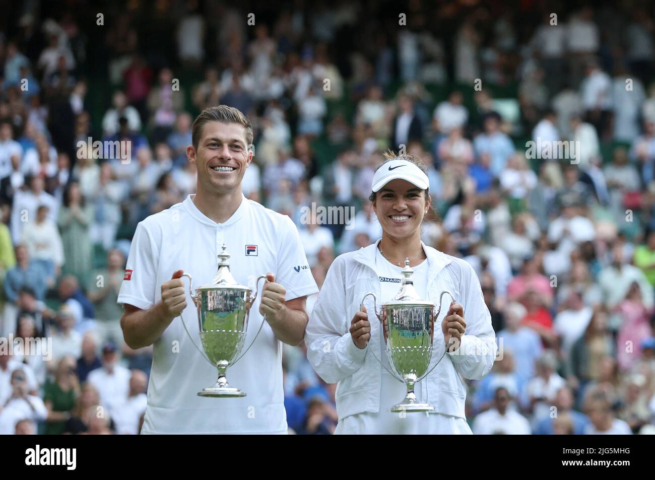 Londra, Gran Bretagna. 7th luglio 2022. Neal Skupski (L) di Gran Bretagna e Desirae Krawczyk degli Stati Uniti posano con i loro trofei dopo la doppia finale mista contro Matthew Ebden/Samantha Stosur d'Australia al Wimbledon Tennis Championship di Londra, Gran Bretagna, il 7 luglio 2022. Credit: Han Yan/Xinhua/Alamy Live News Foto Stock