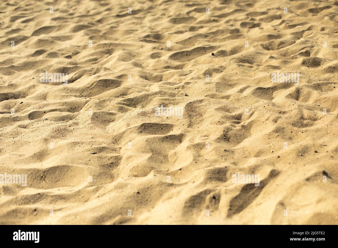 Sabbia gialla sulla spiaggia. Texture di sabbia. Sfondo estivo. Dettagli di relax sulla spiaggia di sabbia. Foto Stock