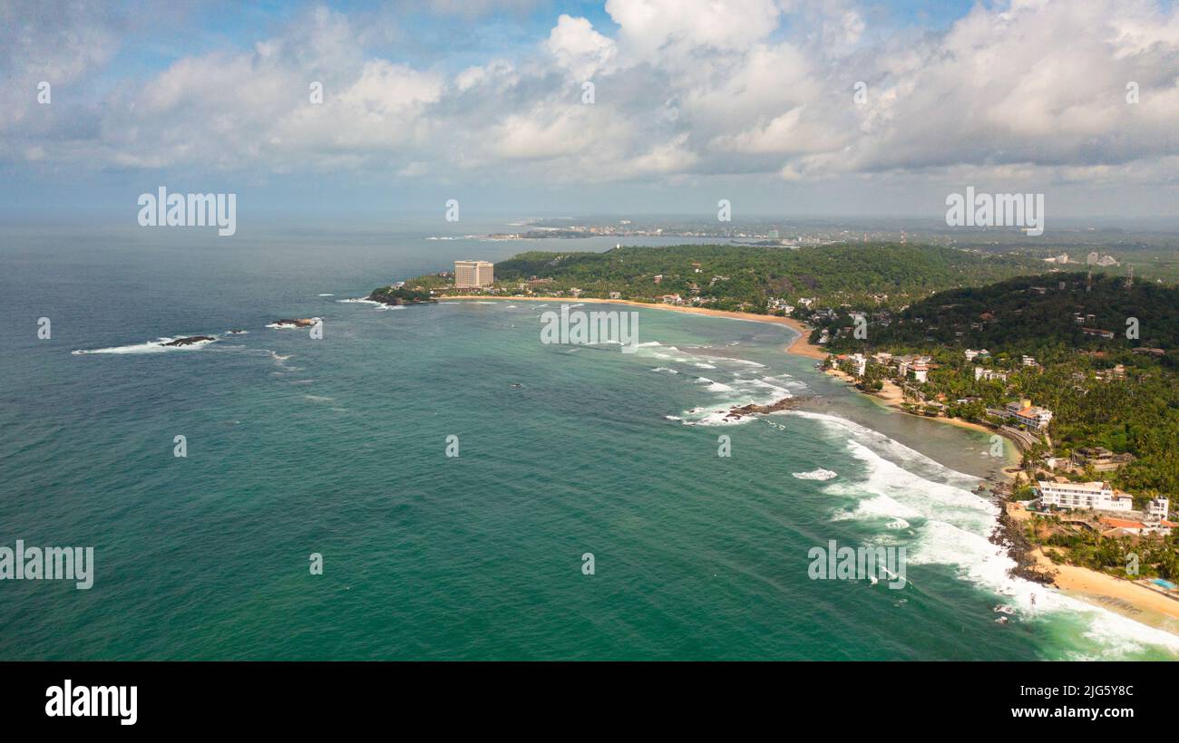 Vista aerea della costa con spiagge e alberghi. Località turistica. Unawatuna, Sri Lanka. Foto Stock