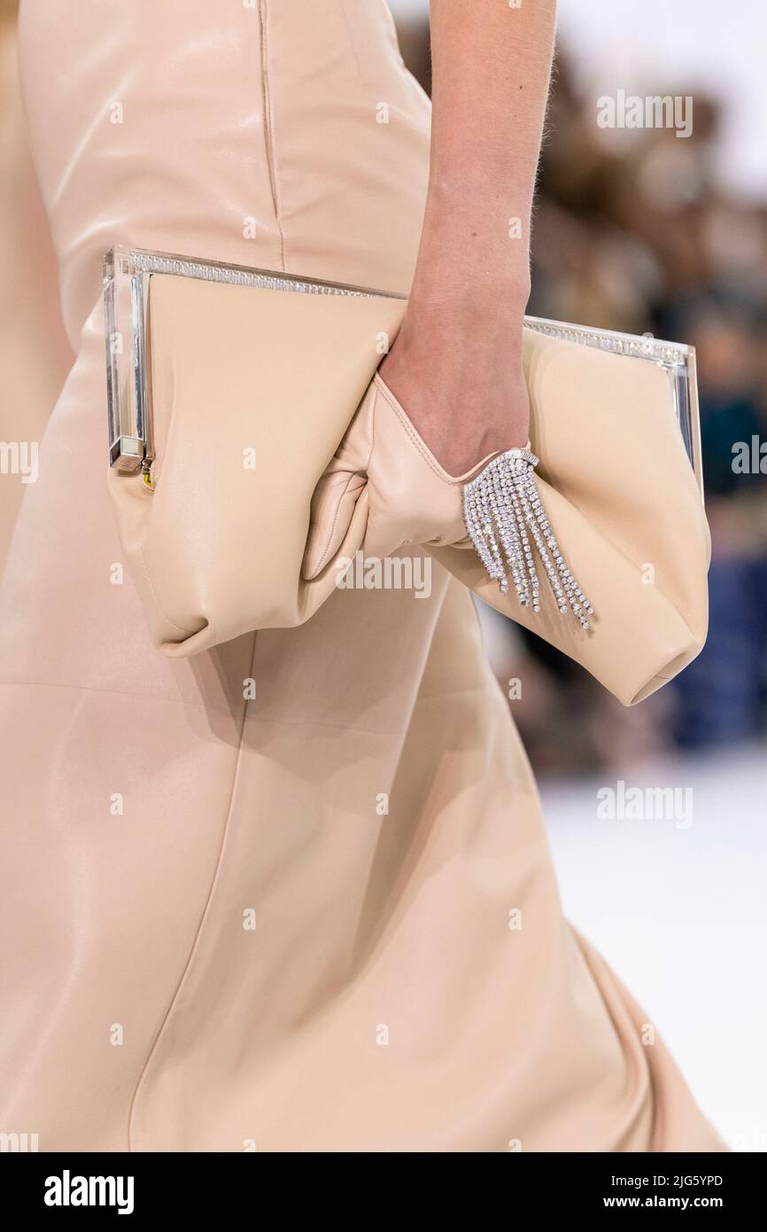 FENDI Haute Couture AW22-23 pista durante Haute Couture Autunno-Inverno 2022/23 il 2022 luglio - Parigi, Francia. 07/07/2022 Foto Stock