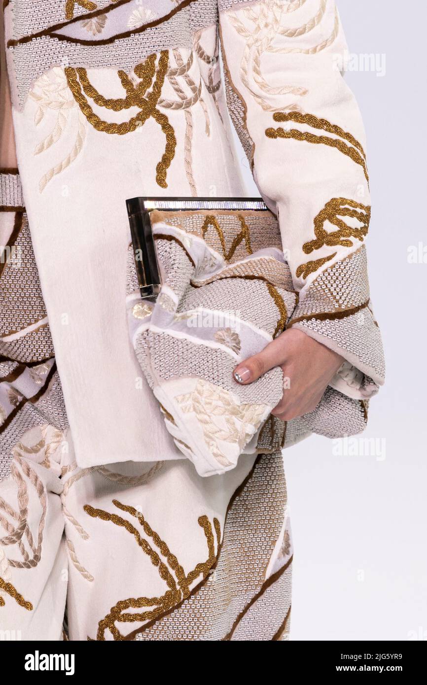 FENDI Haute Couture AW22-23 pista durante Haute Couture Autunno-Inverno 2022/23 il 2022 luglio - Parigi, Francia. 07/07/2022 Foto Stock