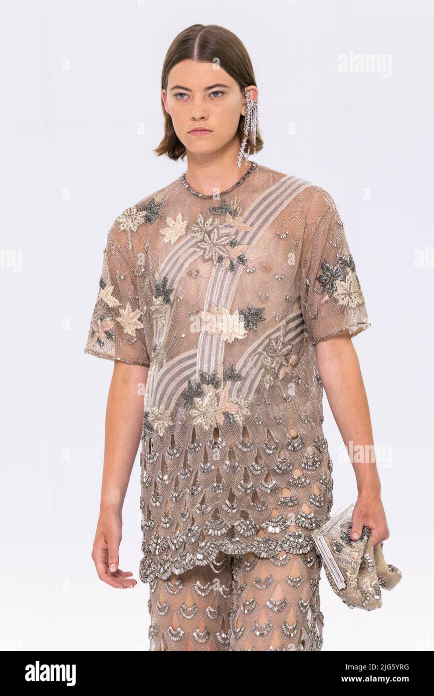 FENDI Haute Couture AW22-23 pista durante Haute Couture Autunno-Inverno 2022/23 il 2022 luglio - Parigi, Francia. 07/07/2022 Foto Stock