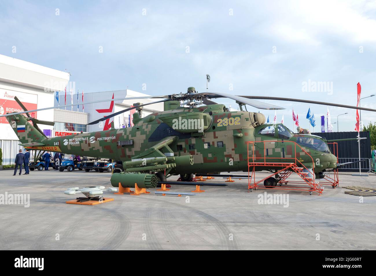 REGIONE DI MOSCA, RUSSIA - 25 AGOSTO 2020: Elicottero russo di mi-35P Phoenix. Vista laterale. Mostra del forum tecnico-militare internazionale Foto Stock