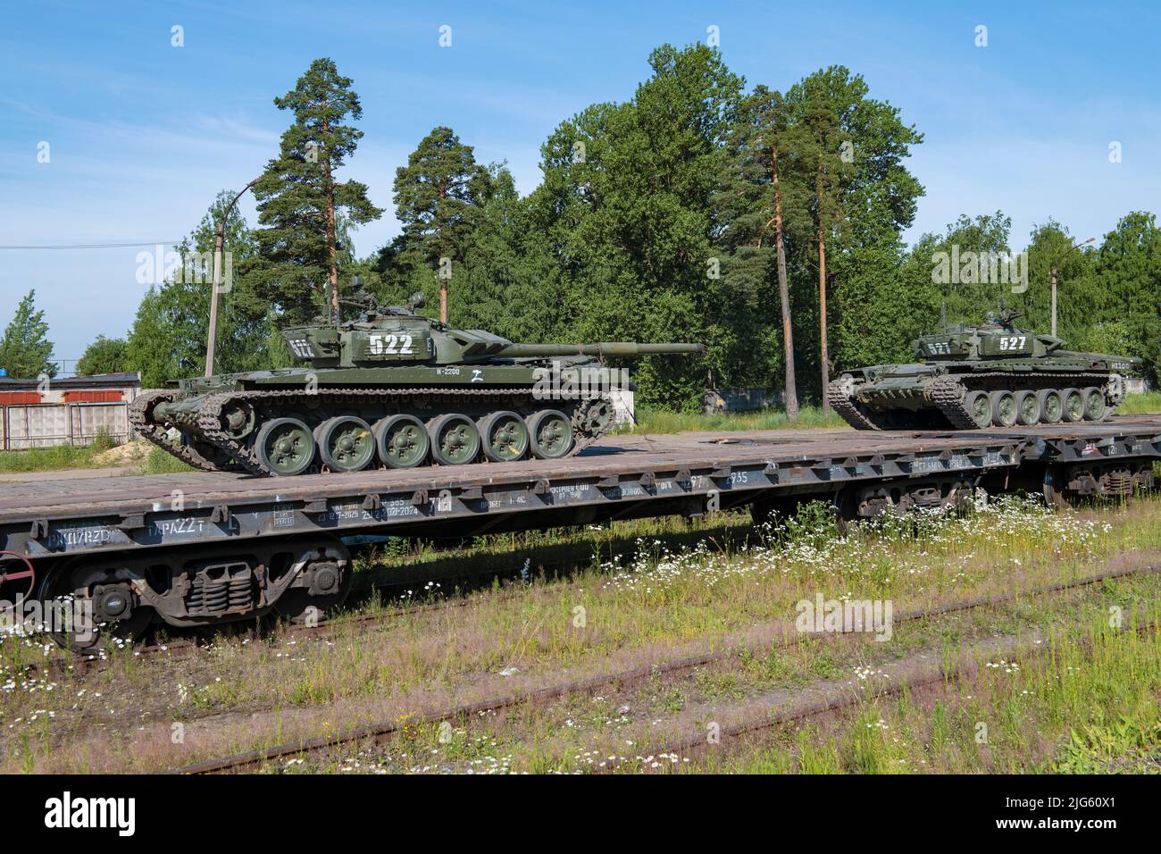 SERTOLOVO, RUSSIA - 02 LUGLIO 2022: Carri armati russi su piattaforme ferroviarie in un giorno di luglio soleggiato. Regione di Leningrad Foto Stock