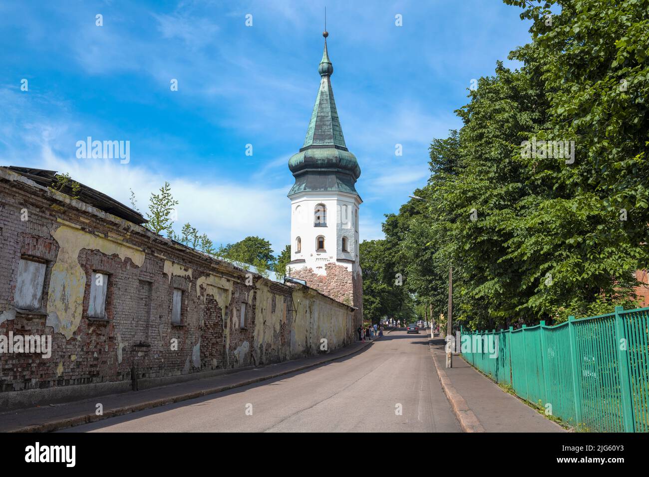 Vista dell'antica torre del municipio in una giornata di luglio soleggiato. Vyborg, Russia Foto Stock