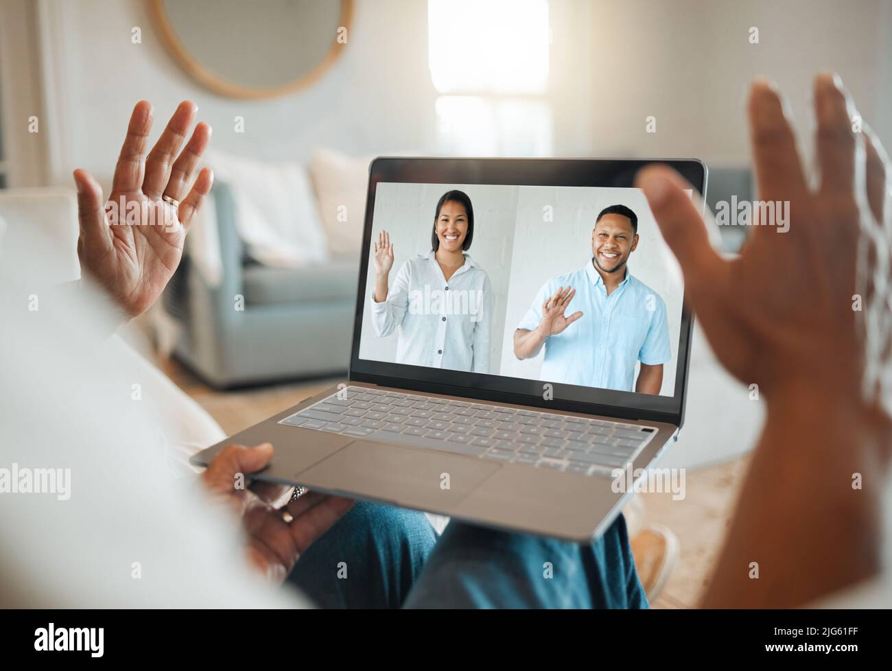 L'ID chiamante è stato inventato per lo screening familiare. Scatto di un uomo irriconoscibile durante una videochiamata a casa. Foto Stock