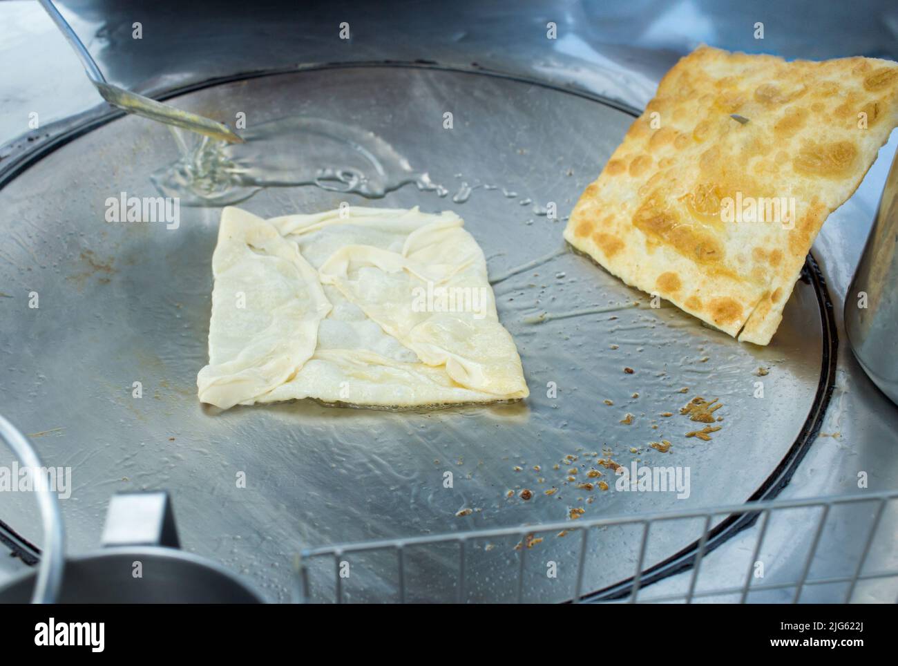 Crudo di fritto delizioso Roti con olio. Foto Stock