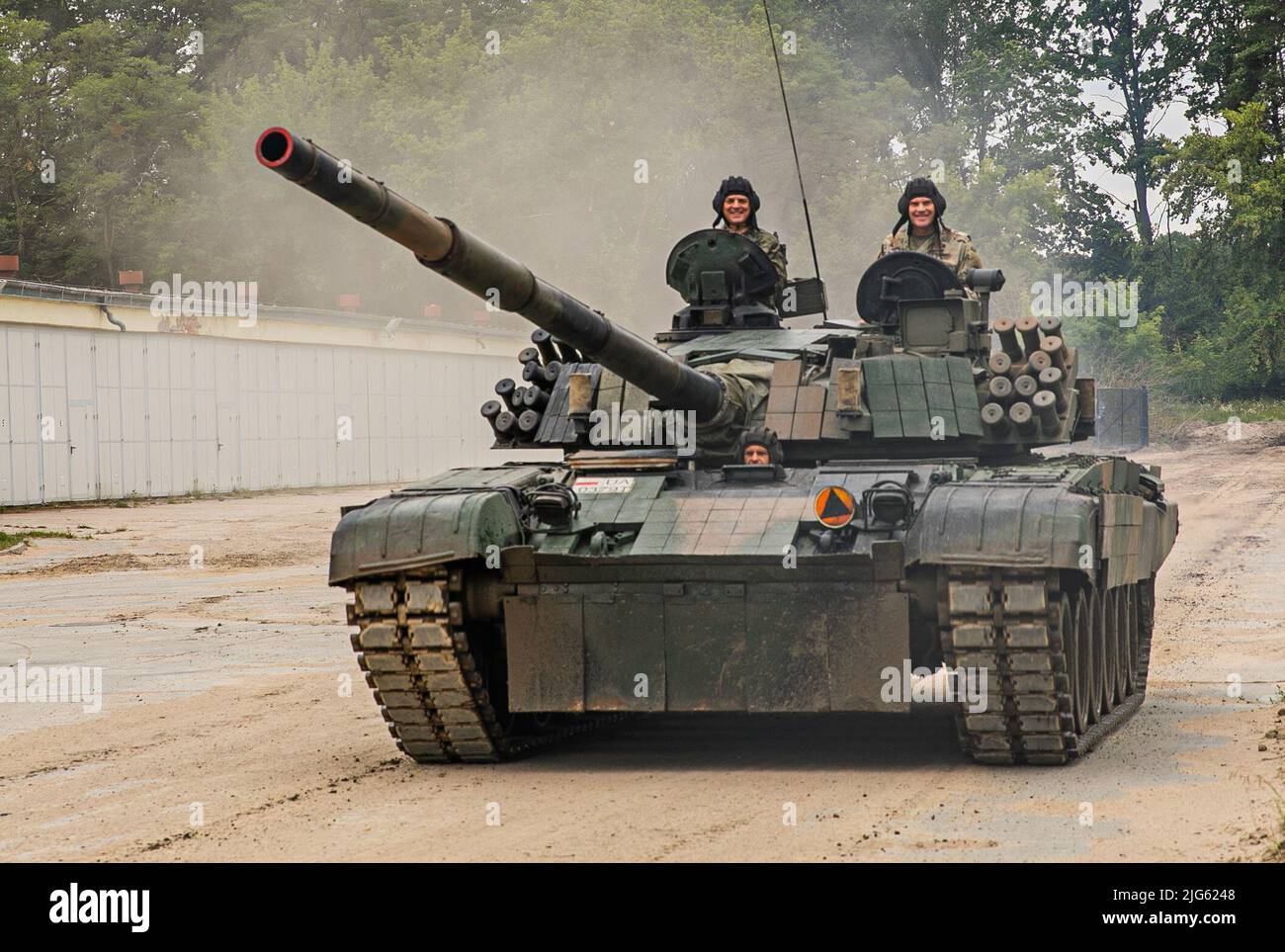 Briga dell'esercito degli Stati Uniti. Il generale Thomas M. Feltey, Armor School Commandant, U.S. Army manovrand Center of Excellence, corre in un carro armato polacco T-72M con il Colonnello Polacco Krzysztof Kuba, comandante del Land Forces Training Center durante una visita al Land Forces Training Center di Biedrusko, Polonia, 7 luglio 2022. Feltey ha visitato il centro di formazione per osservare come le forze armate polacche svolgono la formazione e le operazioni. (STATI UNITI Esercito foto di SPC. Ellison Schuman) Foto Stock