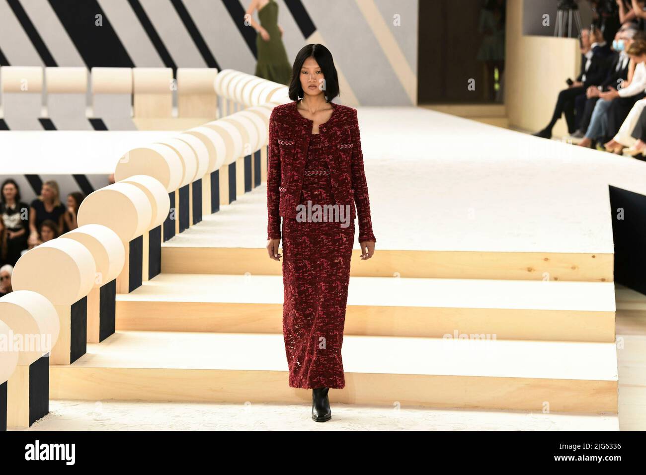 CHANEL Haute Couture AW22-23 pista durante Haute Couture Autunno-Inverno 2022/23 il 2022 luglio - Parigi, Francia. 05/07/2022 Foto Stock