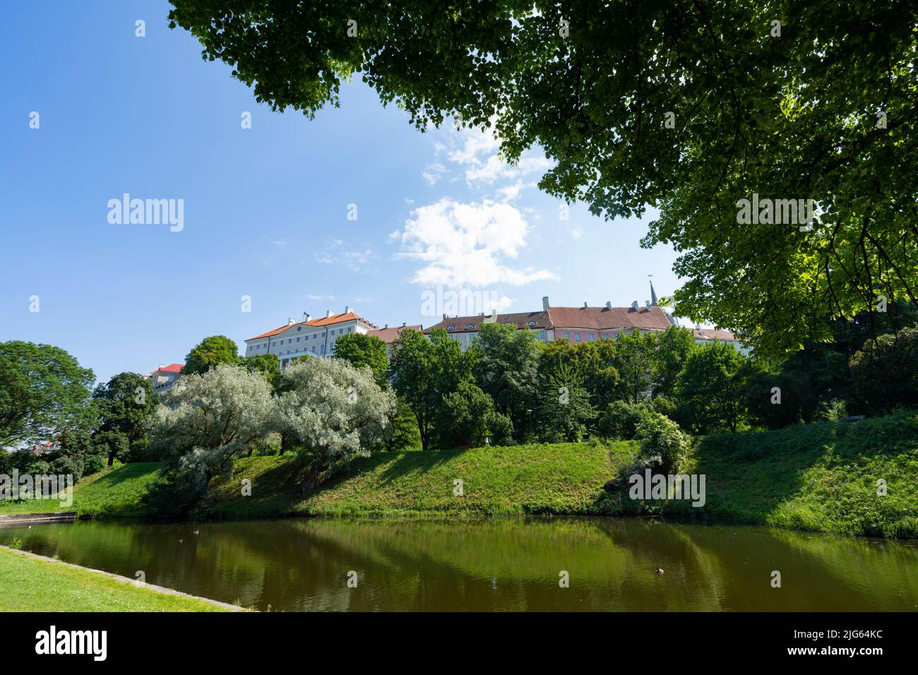 Tallinn, Estonia. Luglio 2022. Vista della città dal parco Šnelli nel centro della città Foto Stock