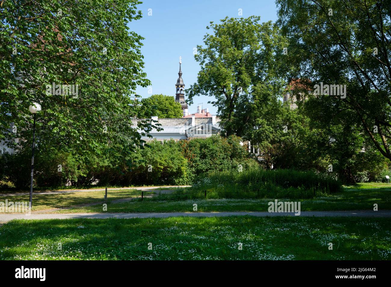 Tallinn, Estonia. Luglio 2022. Vista della città dal parco Šnelli nel centro della città Foto Stock