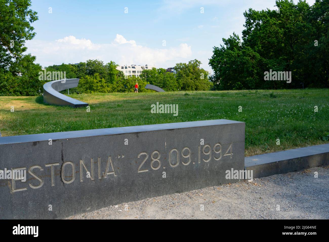 Tallinn, Estonia. Luglio 2022. Il monumento linea tratteggiata. Questo monumento, eretto sul bastione Suur Rannavarav a Tallinn, ricorda uno dei più trag Foto Stock