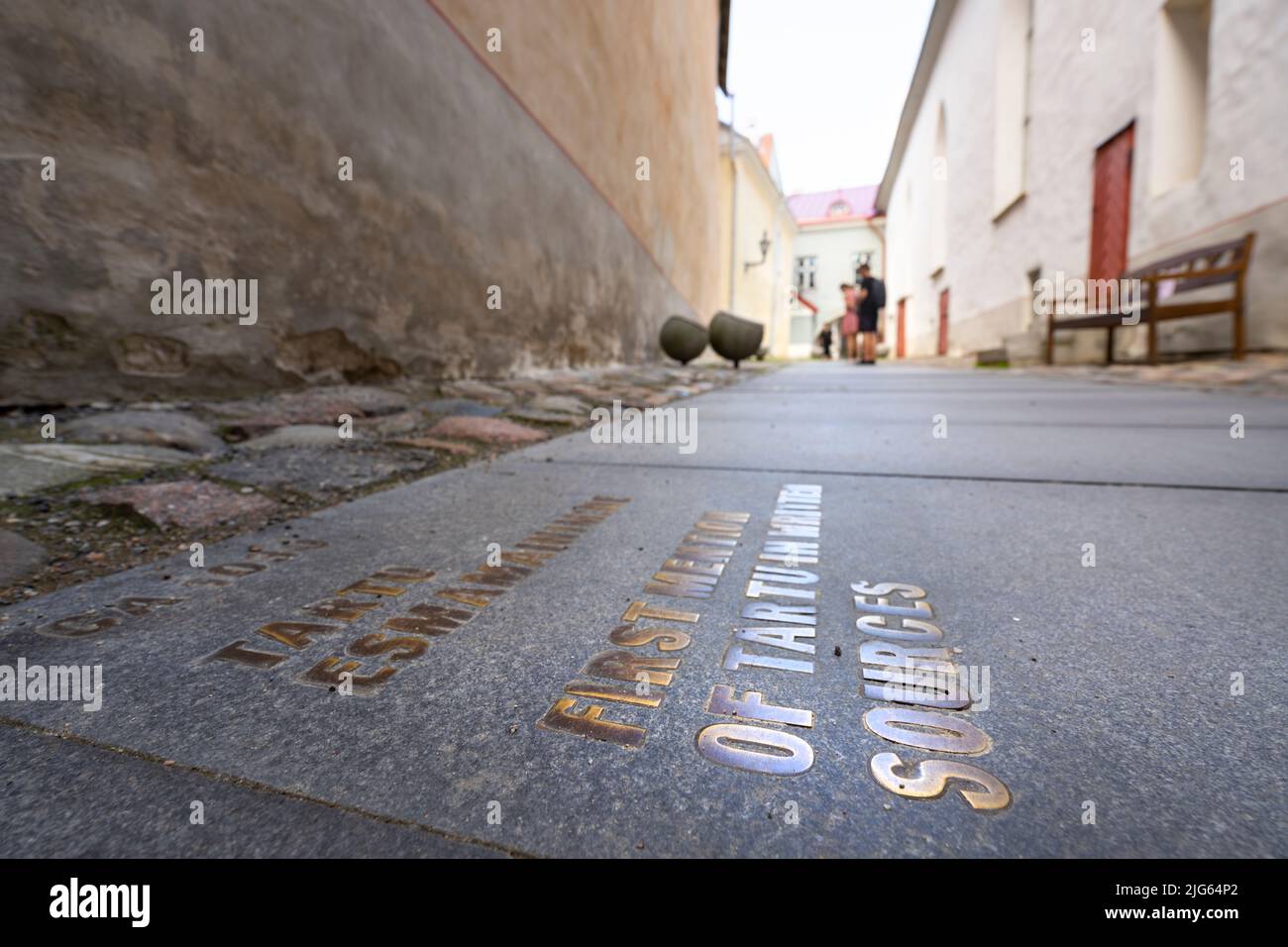 Tallinn, Estonia. Luglio 2022. Il Sentiero della Storia, le date e gli eventi importanti segnati sul marciapiede di una strada nel centro della città Foto Stock
