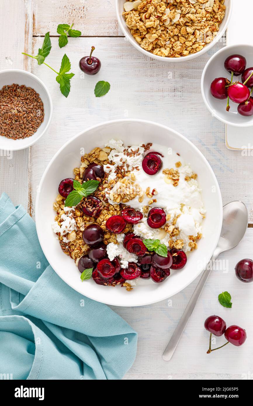 Granola di ciliegia acidita con formaggio caserario e yogurt. Cibo sano, colazione dietetica Foto Stock