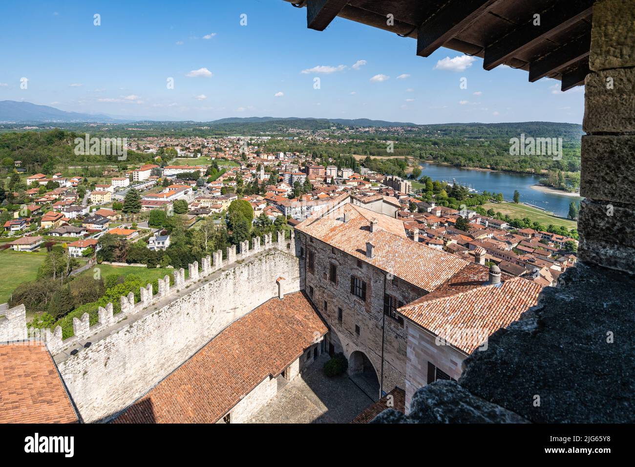 Vista panoramica dalla cima della Rocca di Angera sulle rive del Lago maggiore e circondata da una splendida campagna, Lombardia, Italia Foto Stock