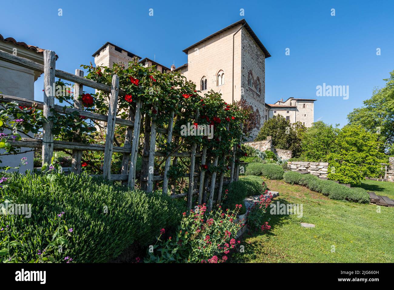 Il castello medievale Rocca di Angera sulle rive del Lago maggiore e il suo bellissimo giardino, Lombardia, Italia Foto Stock