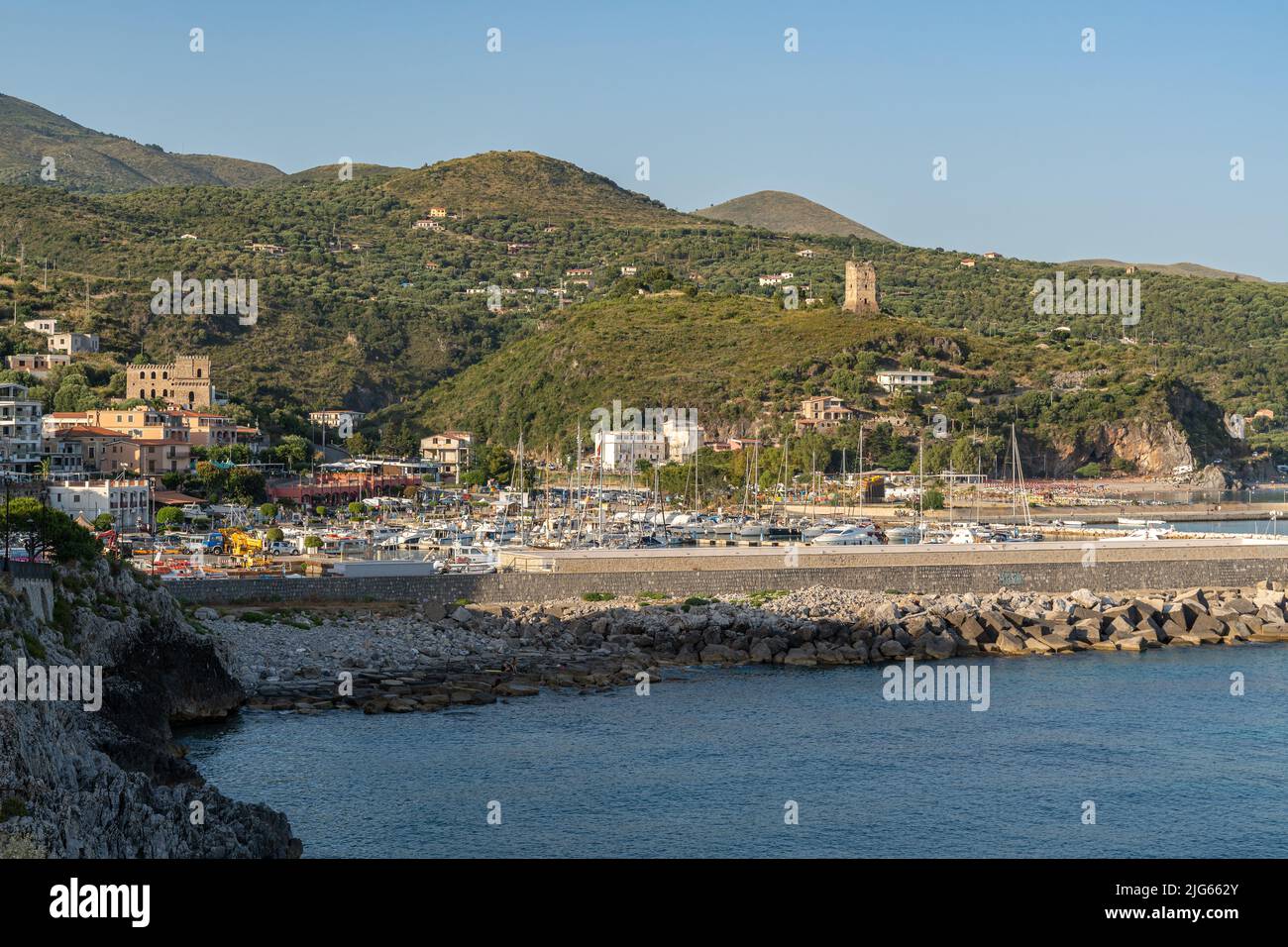 Il piccolo porto di Marina di Camerota, meta turistica popolare nella stagione estiva, Campania, Italia Foto Stock