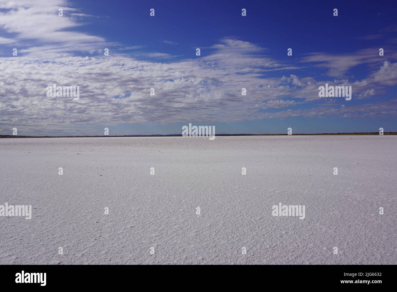 Salt Lake sotto un cielo blu con nuvole bianche Foto Stock