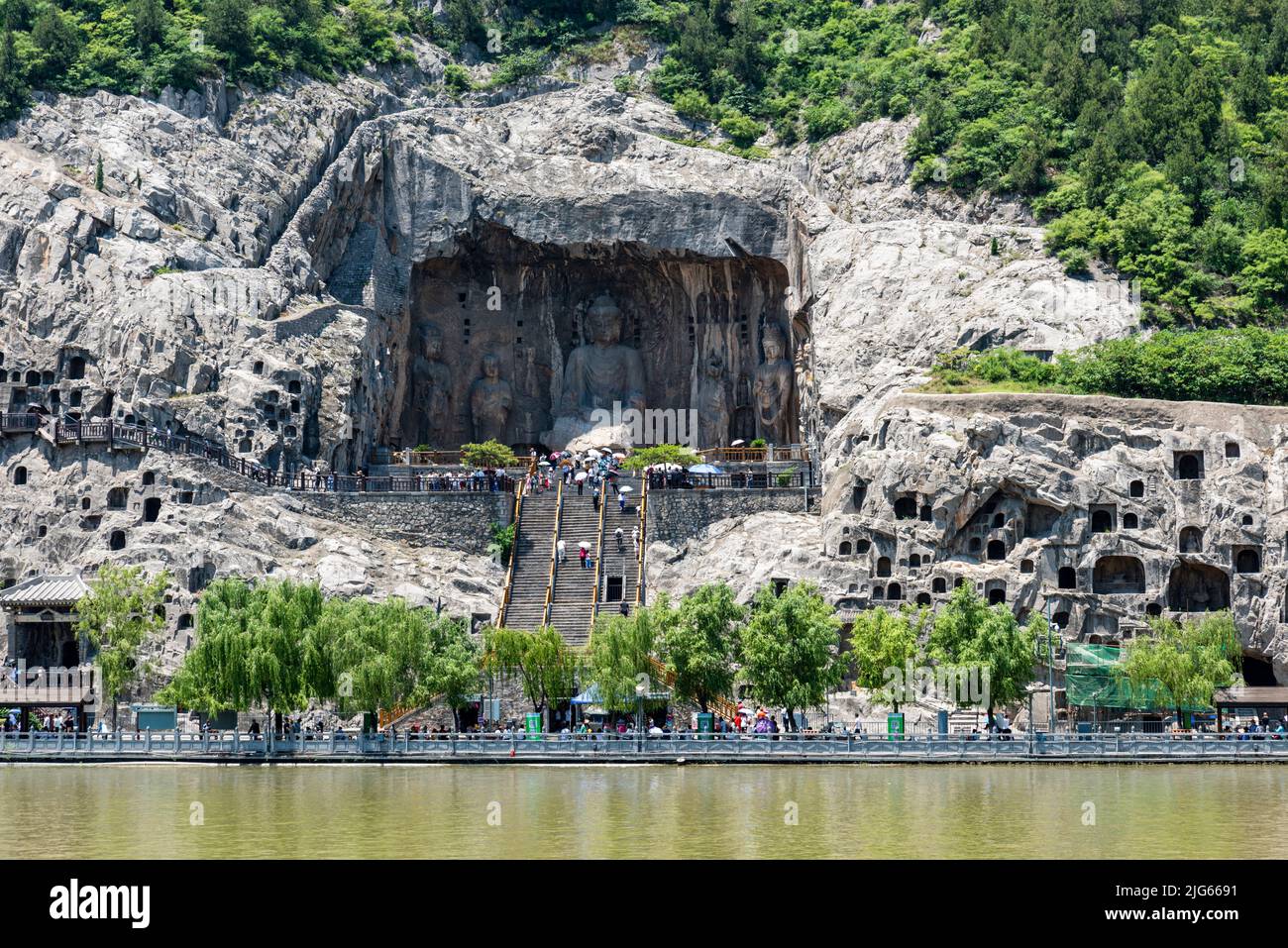 Statue scolpite delle Grotte Longmen (Grotte Longmen). Il complesso è stato iscritto come patrimonio mondiale dell'UNESCO. Foto Stock