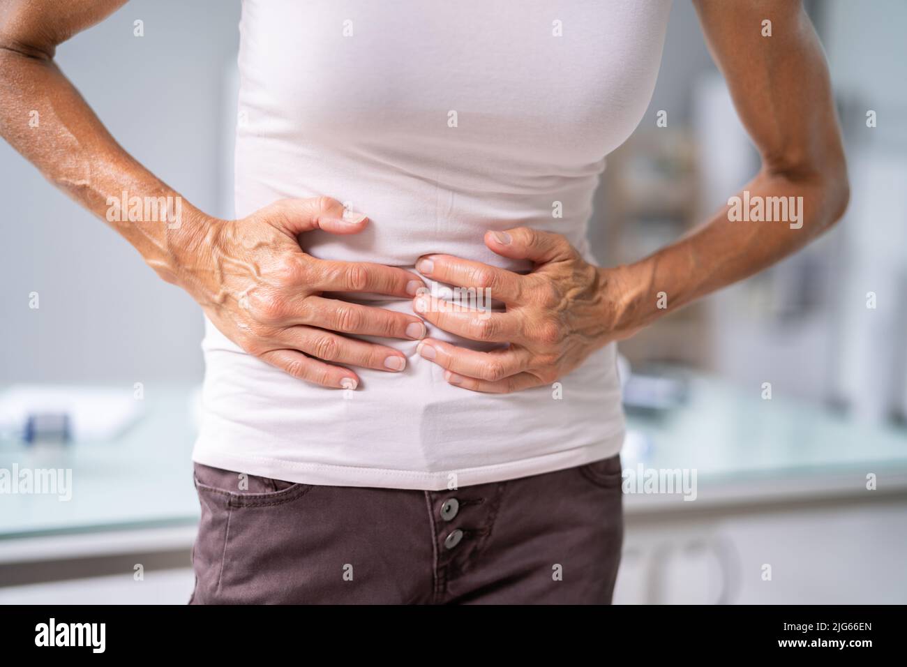 Infezione da diverticolite o infiammazione dell'intestino. Donna con colite Foto Stock