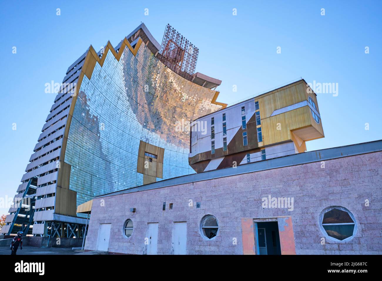 Lo specchio del concentratore curvo del riflettore gigante alla fisica del Sun Institute of Physics and Technology. A Parkent, nei pressi di Tashkent, Uzbekistan Foto Stock