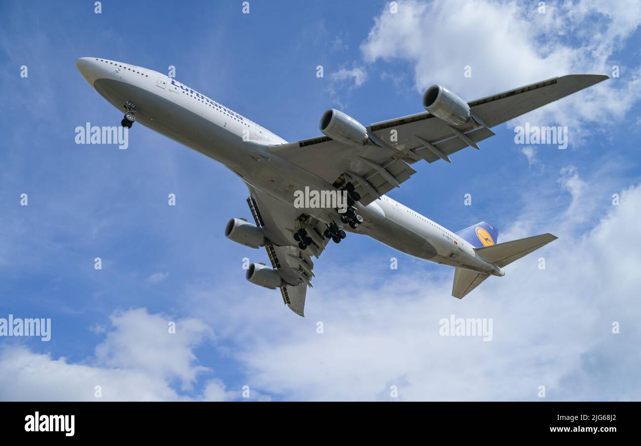 Landeanflug Flugzeug Jumbo-Jet Lufthansa Boeing 747-830, Flughafen, Frankfurt am Main, Hessen, Deutschland Foto Stock