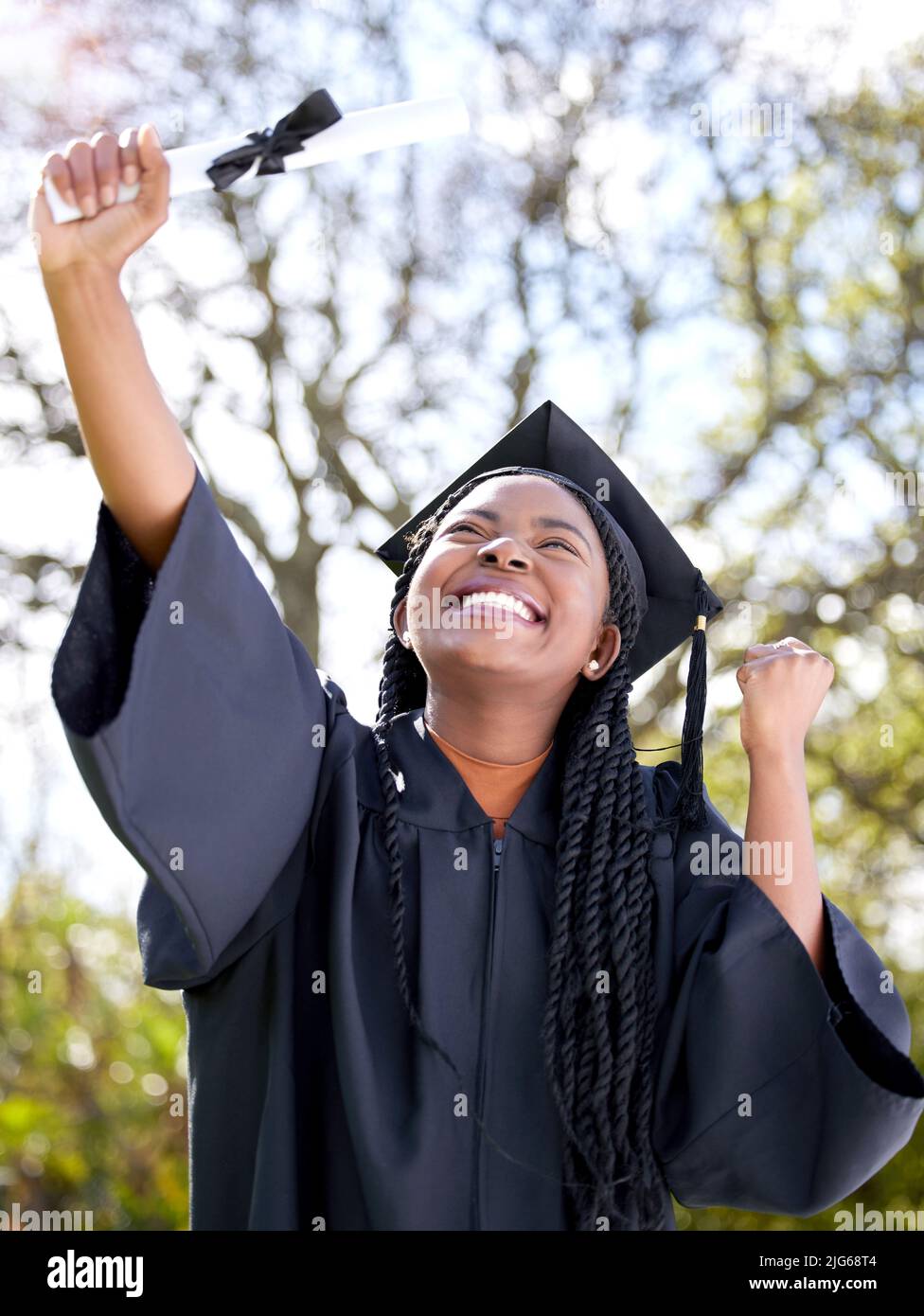 Scintillante con la promessa di un futuro luminoso. Shot di una giovane donna che si acclamava il giorno della laurea. Foto Stock