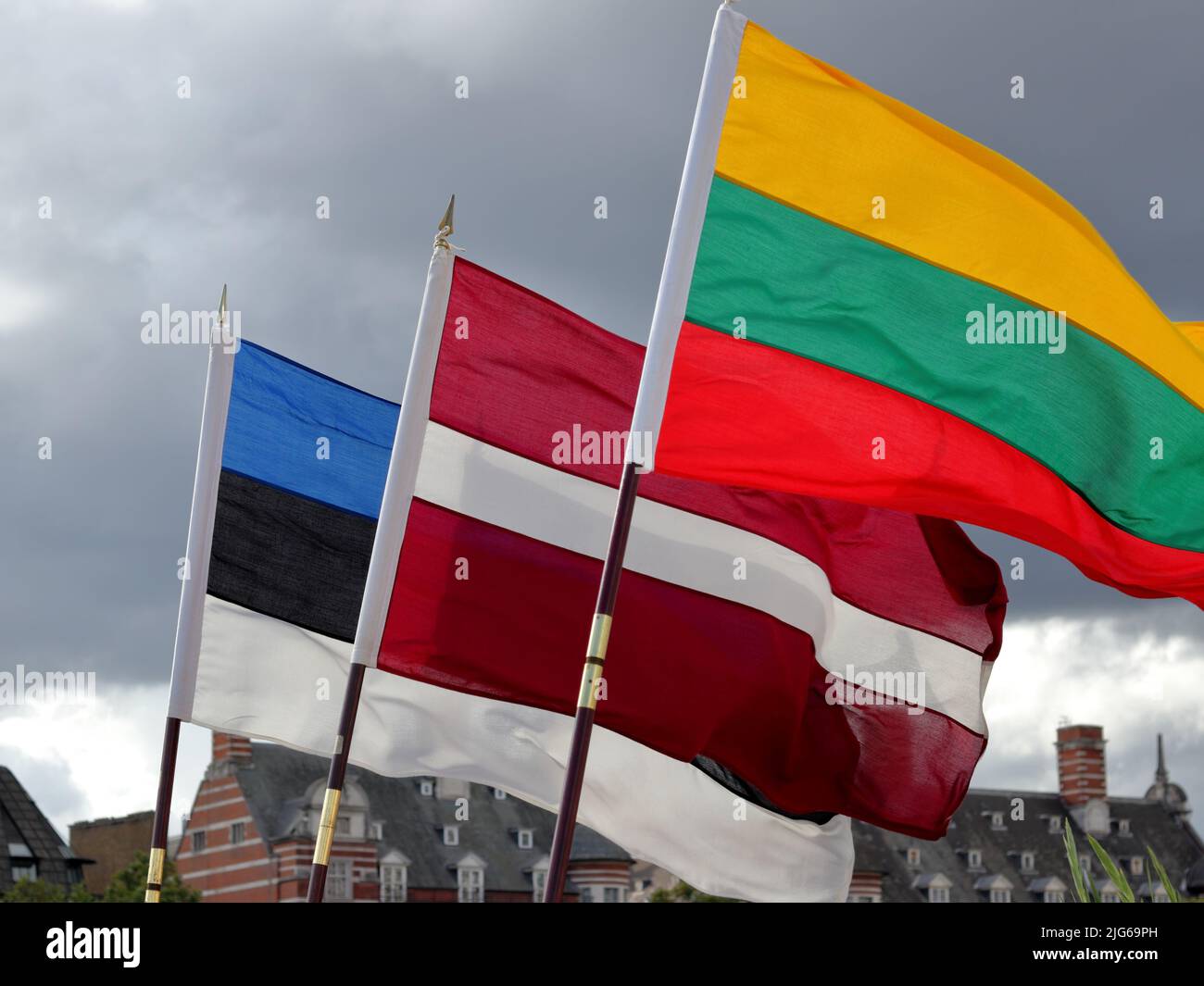 Tre Stati baltici bandiere nazionali di Estonia, Lettonia e Lituania Foto Stock