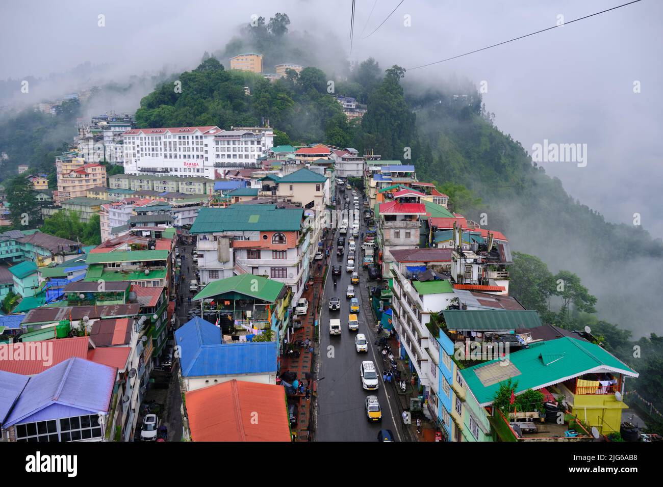 Gangtok, Sikkim - Giugno 16 2022, i turisti godono di una funivia giro sopra la città di Gangtok. Incredibile paesaggio urbano aereo di Sikkim. Coperto di nebbia o nebbia. Foto Stock