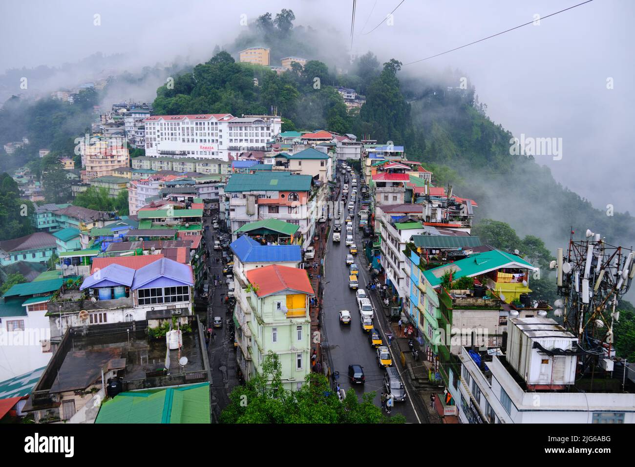 Gangtok, Sikkim - Giugno 16 2022, i turisti godono di una funivia giro sopra la città di Gangtok. Incredibile paesaggio urbano aereo di Sikkim. Coperto di nebbia o nebbia. Foto Stock