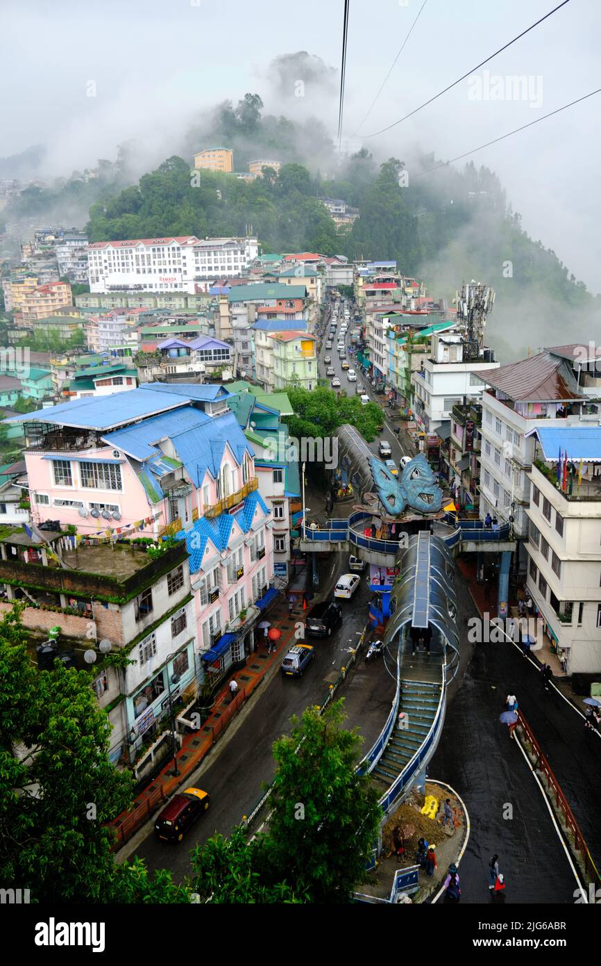 Gangtok, Sikkim - Giugno 16 2022, i turisti godono di una funivia giro sopra la città di Gangtok. Incredibile paesaggio urbano aereo di Sikkim. Coperto di nebbia o nebbia. Foto Stock