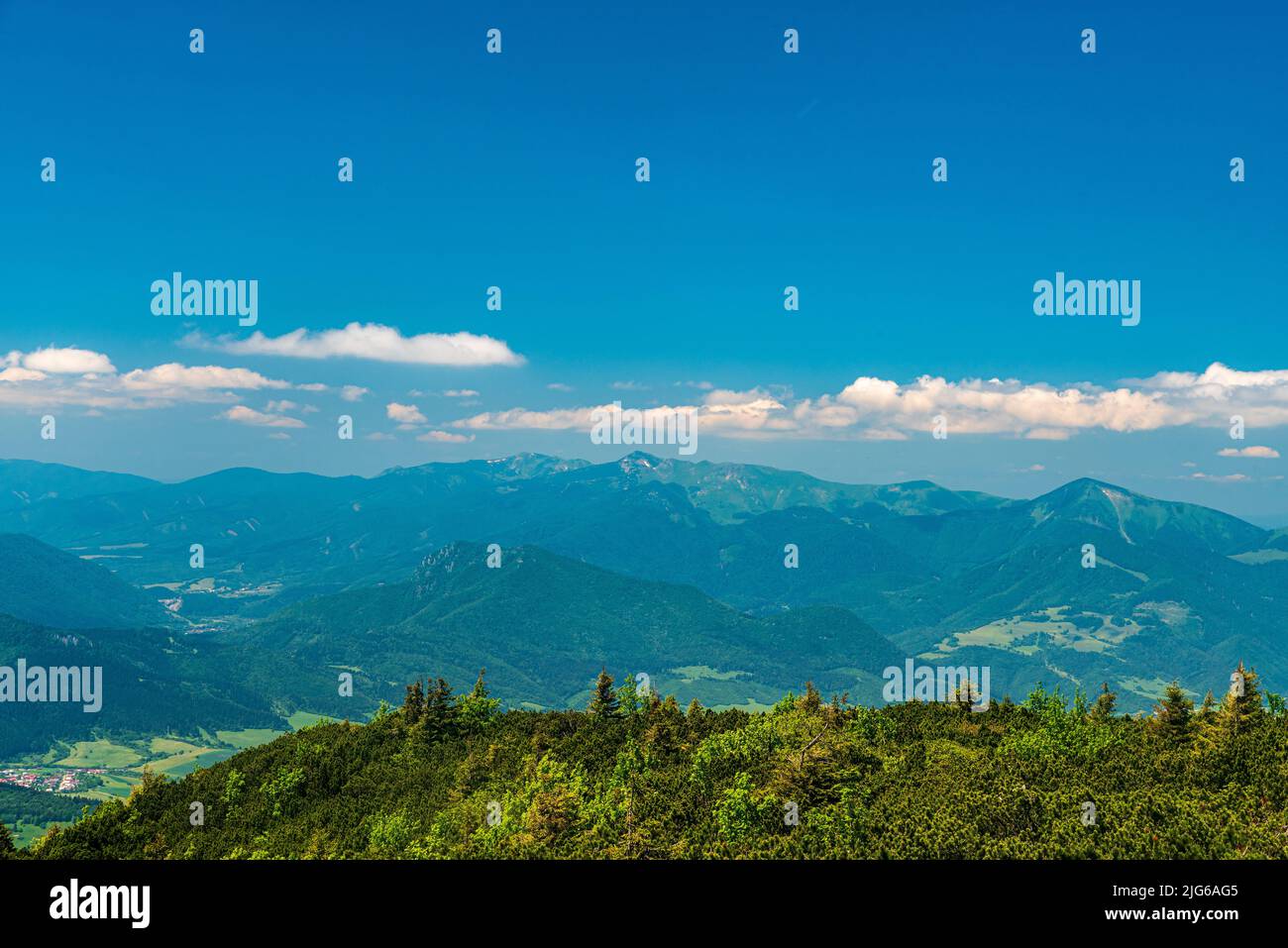 Parte delle montagne di Mala Fatra da Stoh alle colline di Suchy da Velky Choc collina in Chocske vrchy montagne in Slovacchia Foto Stock