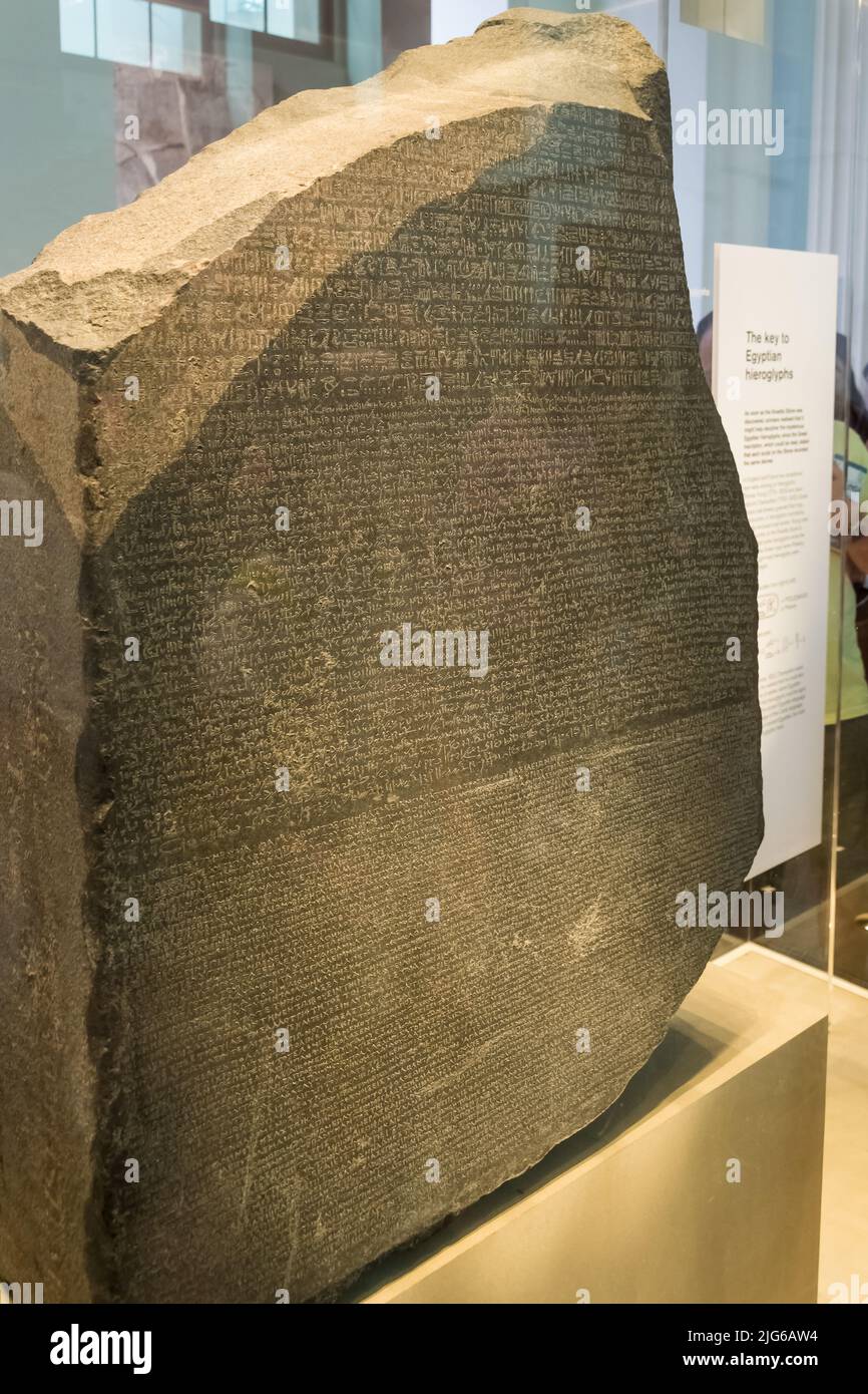 La pietra di Rosetta, una chiave stele per decifrare gli scritti egiziani, pubblicata a Memphis, Egitto, nel 196 AC, esposta al British Museum di Londra Foto Stock