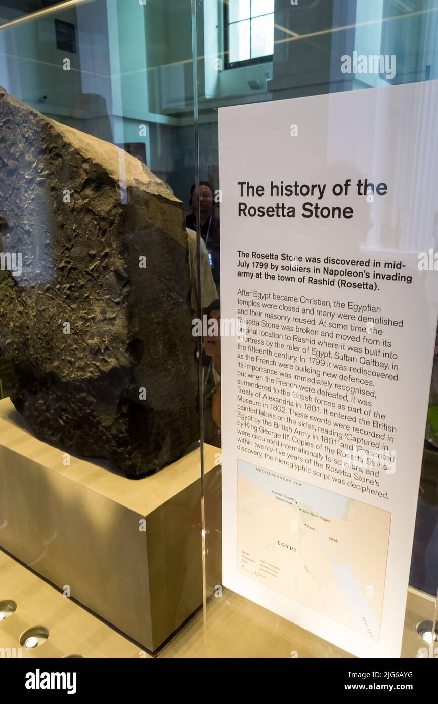 La pietra di Rosetta, una chiave stele per decifrare gli scritti egiziani, pubblicata a Memphis, Egitto, nel 196 AC, esposta al British Museum di Londra Foto Stock