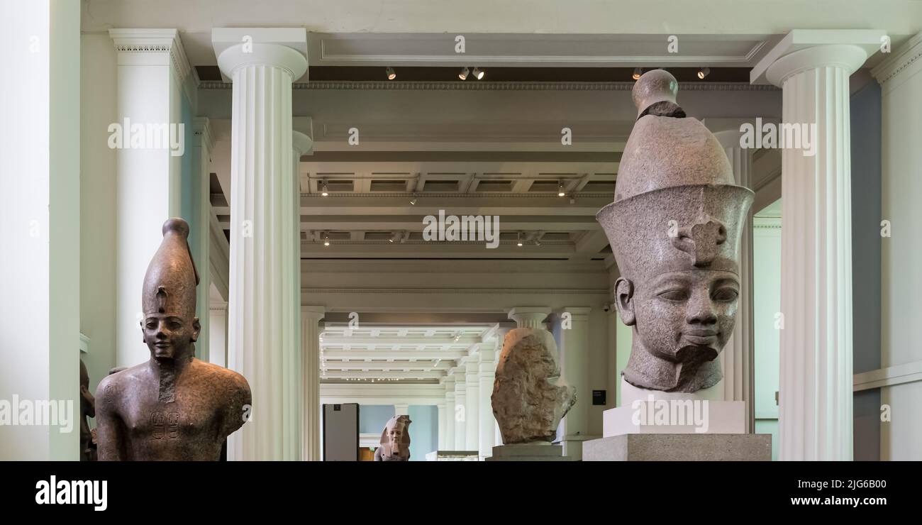 Dettagli architettonici di manufatti egiziani esposti al British Museum di Londra, Inghilterra Foto Stock